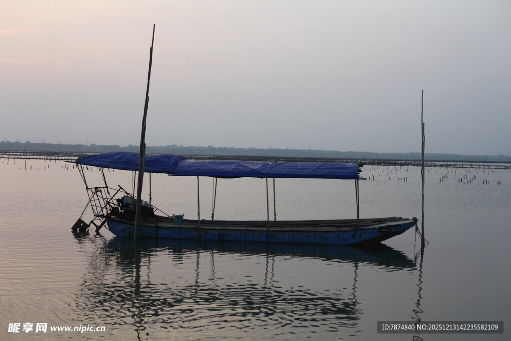 湖面小船静泊