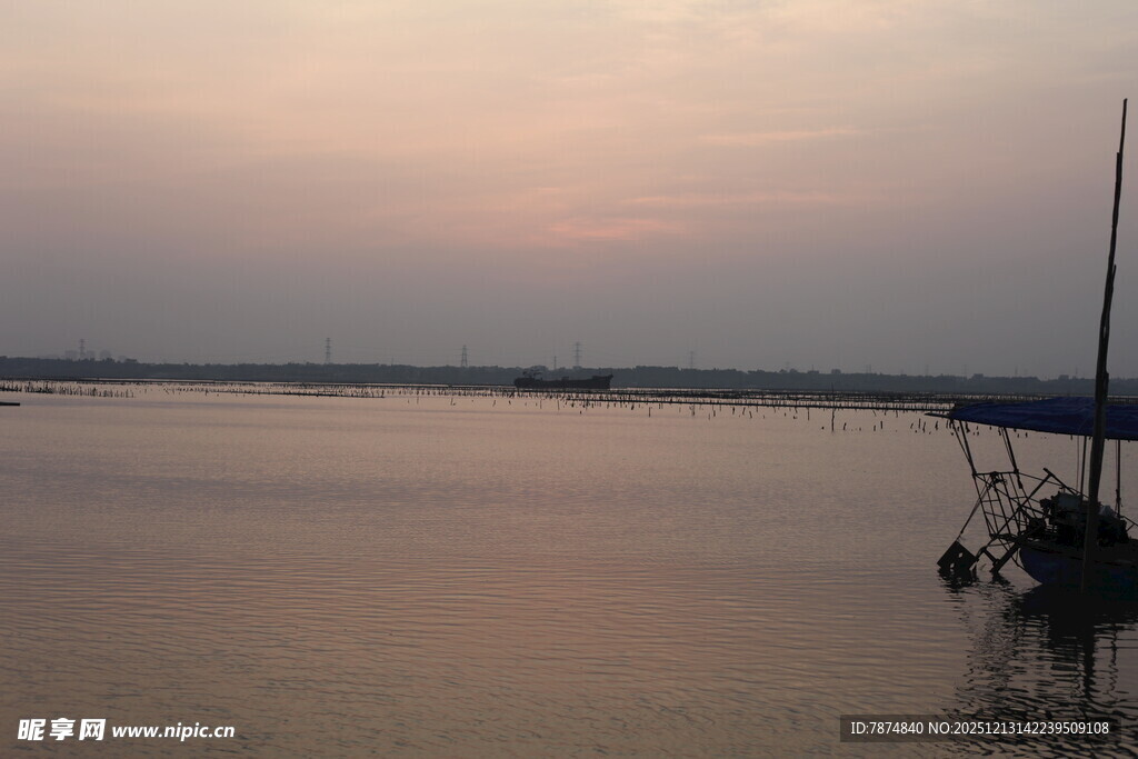 黄昏湖畔的静谧船只