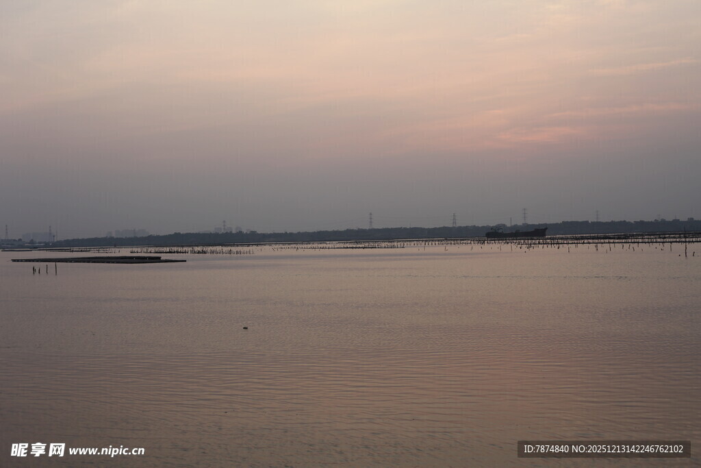 黄昏下的平静水面