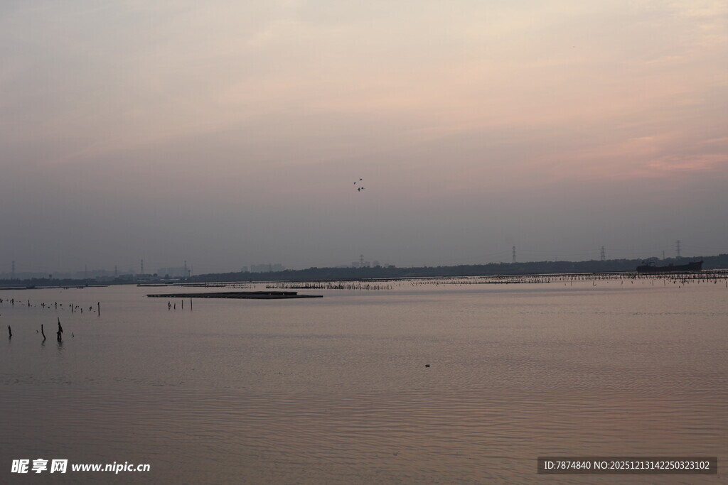 黄昏下的宁静水面