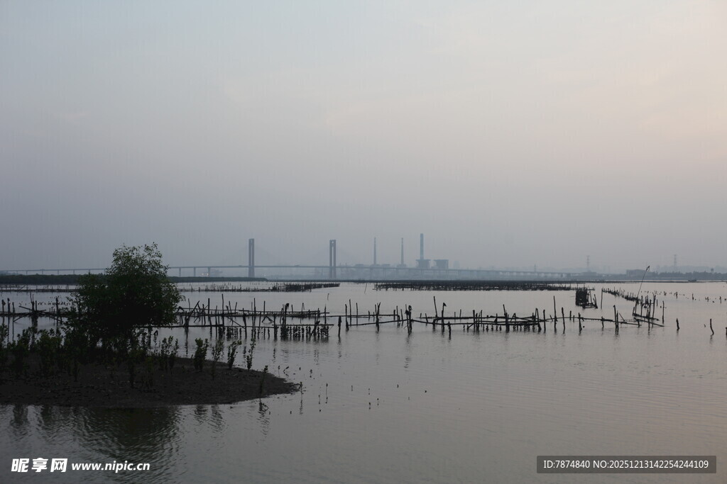 黄昏下的宁静水乡景观