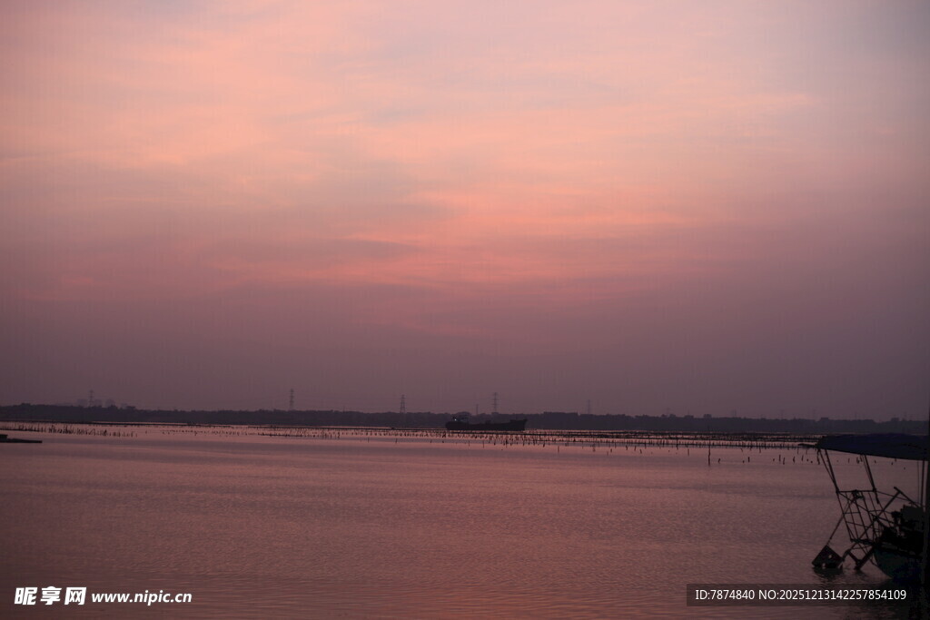 黄昏下的宁静水面