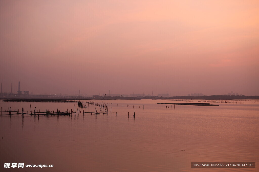 黄昏下的宁静水域景观