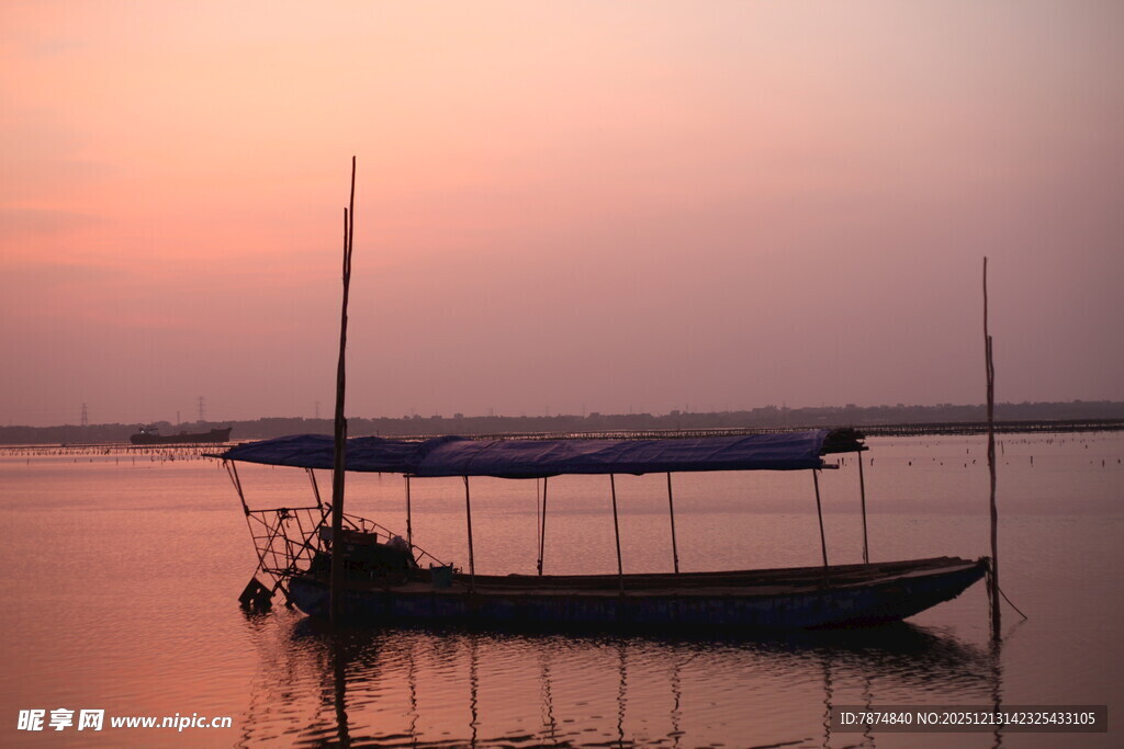 夕阳下的静谧湖面小船