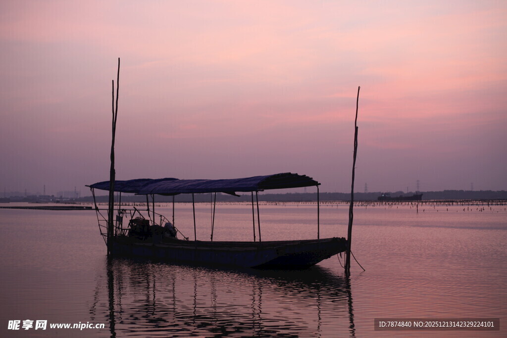 夕阳下湖面的静谧小船