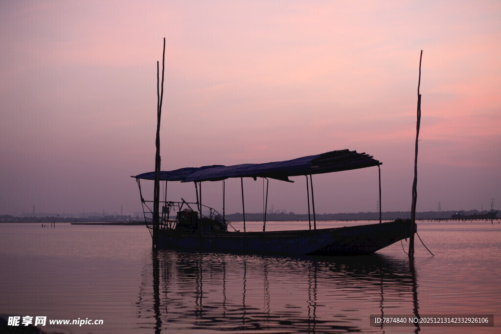 黄昏湖面的静谧小船