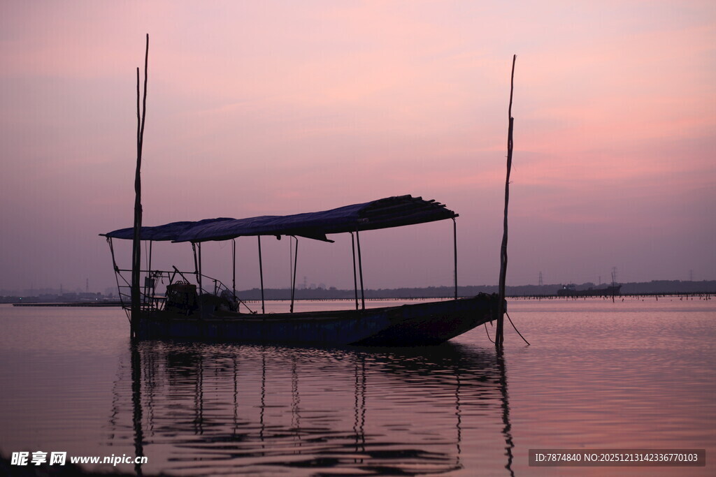 夕阳下湖面的静谧小船