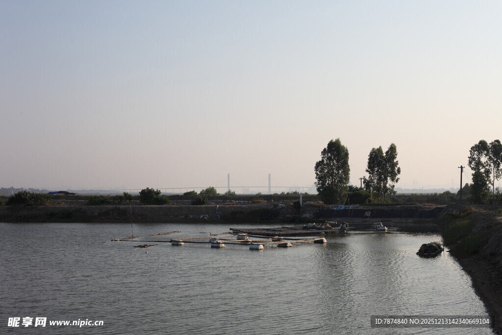 黄昏下宁静的水边景致