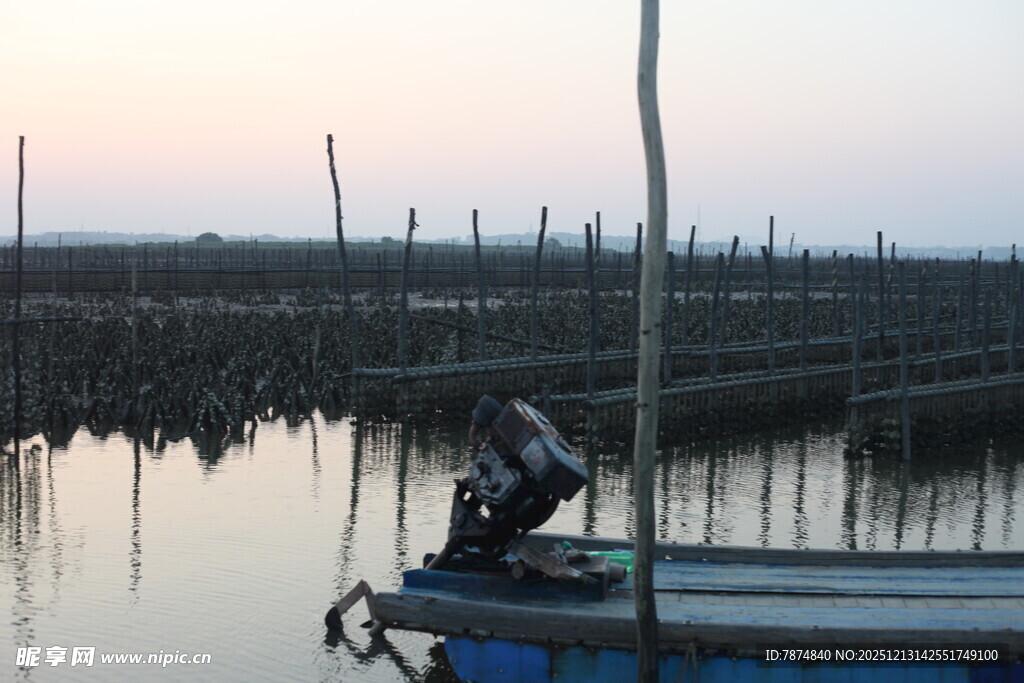 水乡暮色中独钓的小船