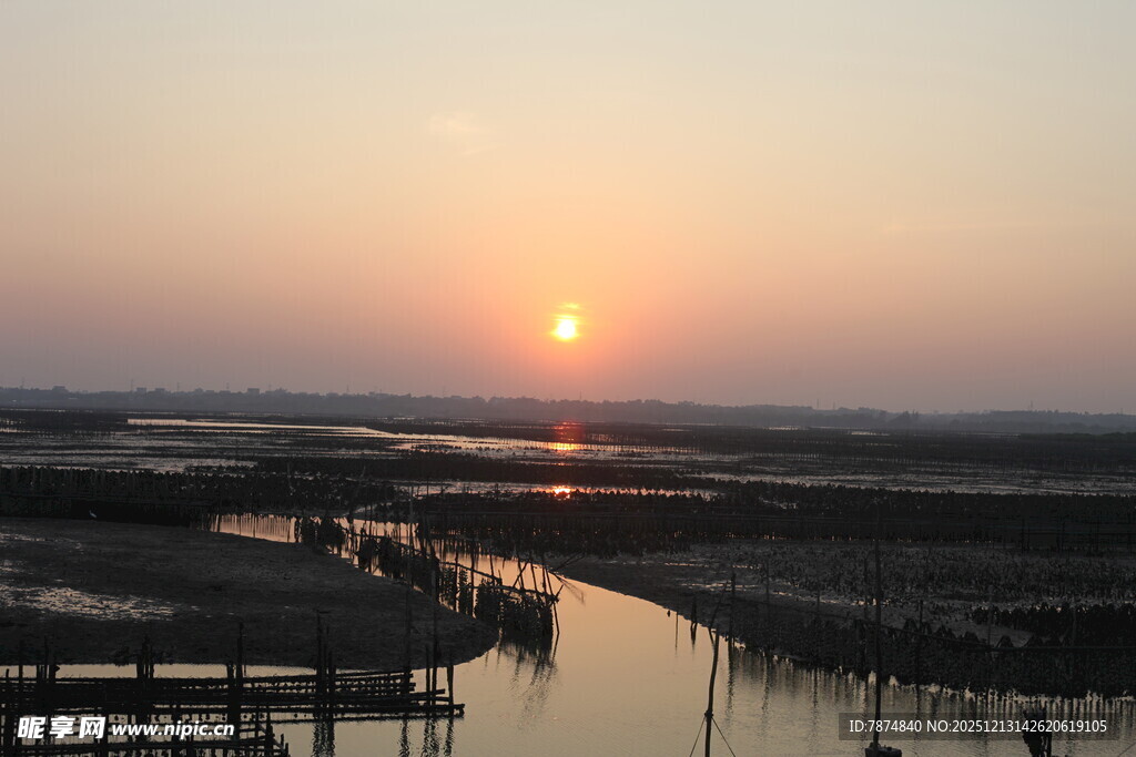 日落时分的河畔美景