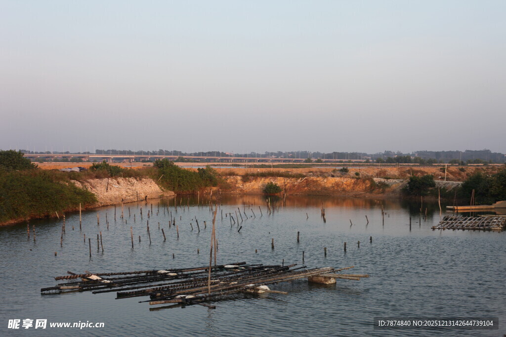 水域中的养殖设施景观