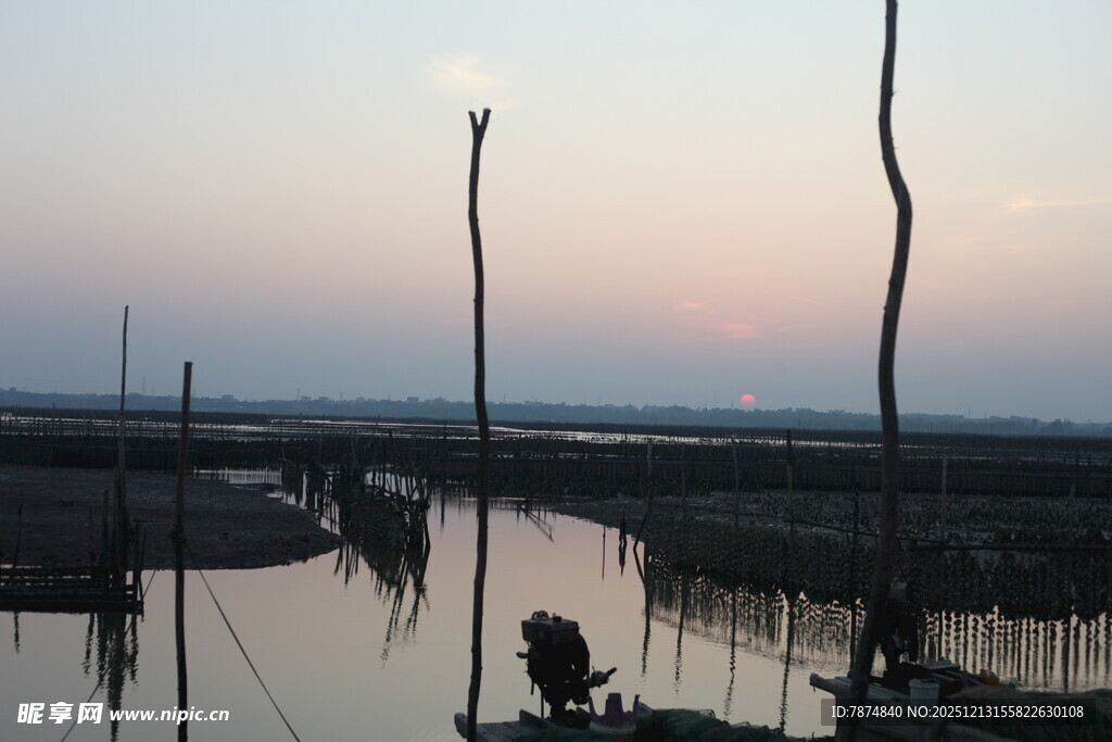 黄昏水乡静谧景象