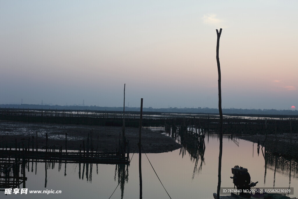黄昏下的水上养殖场景