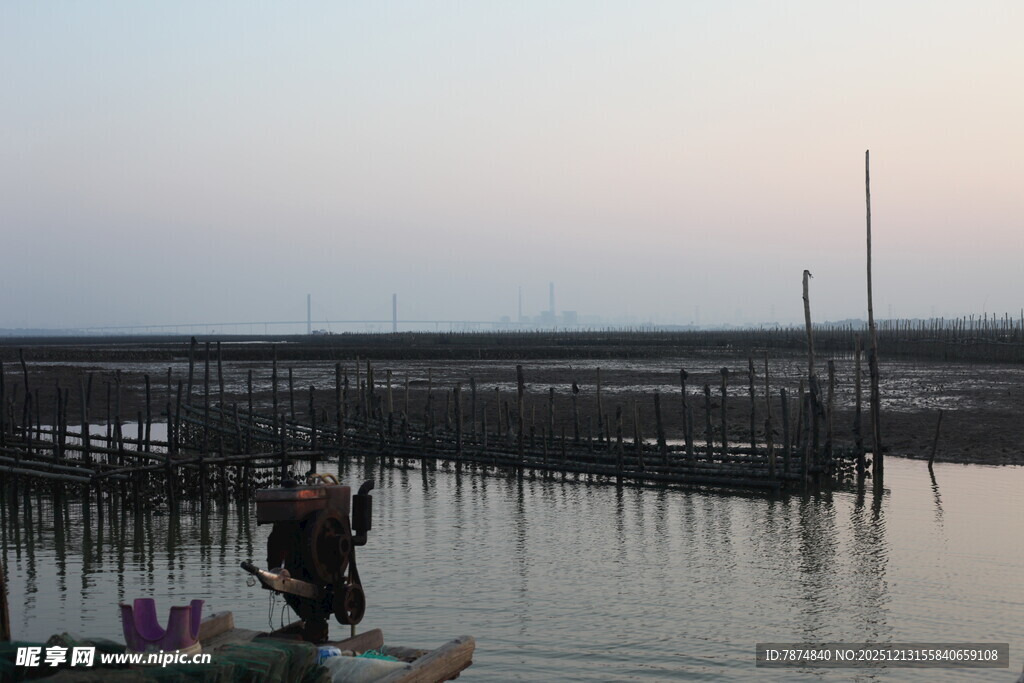黄昏下的水上养殖场景