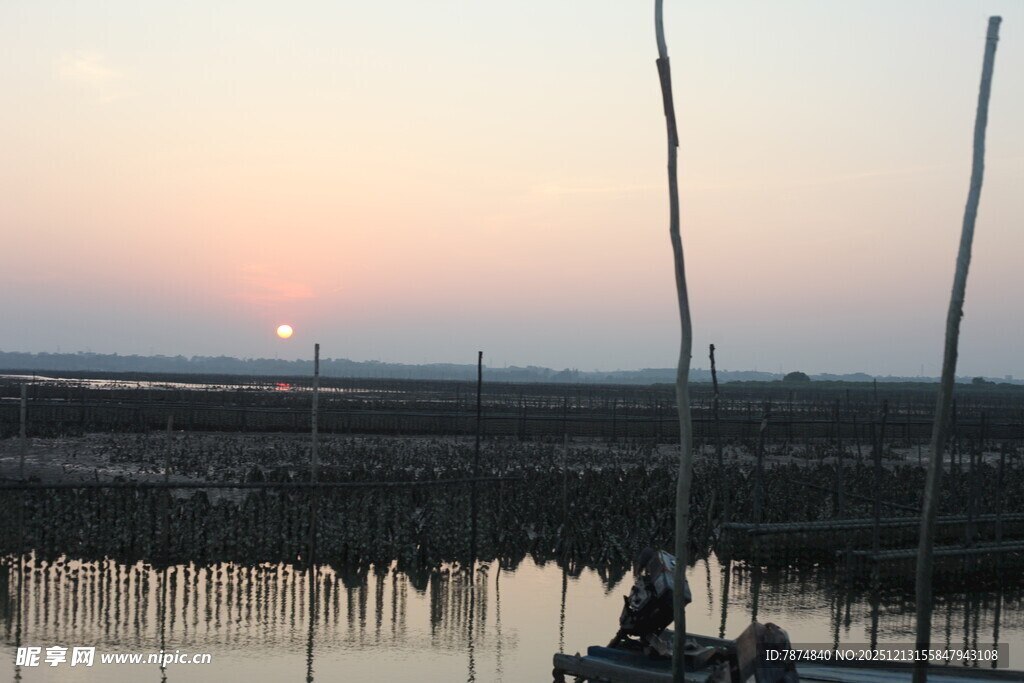 夕阳下的水上船只景观