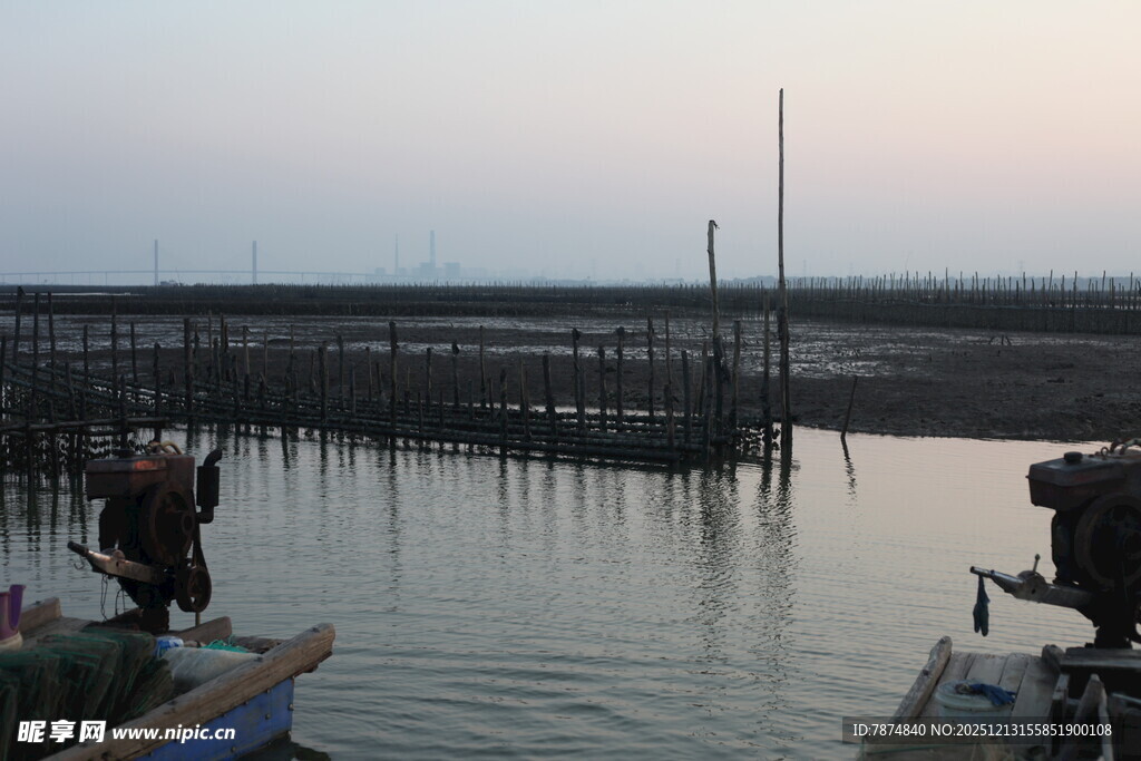 黄昏下的码头与停泊船只