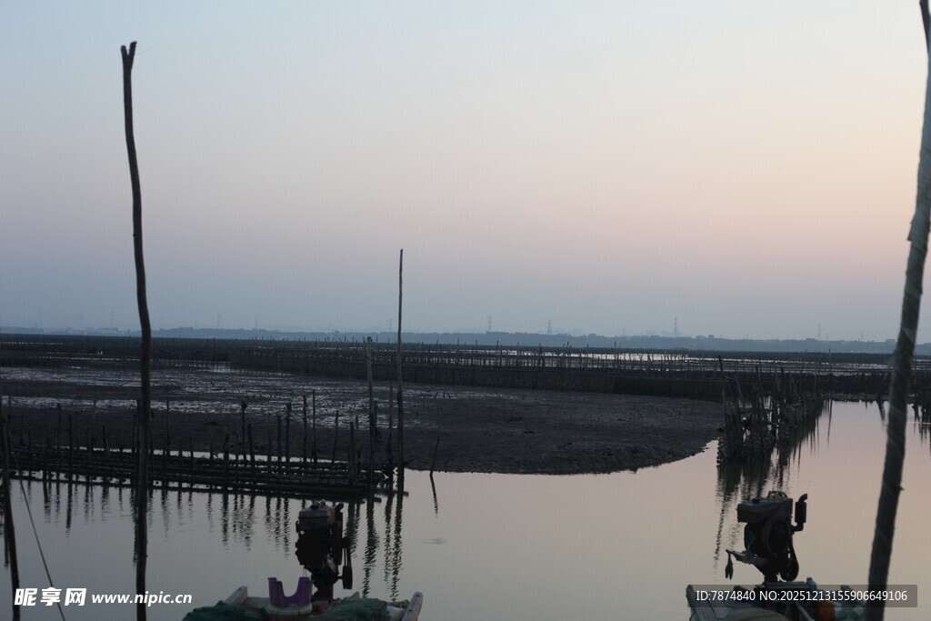 黄昏下的水上养殖场景