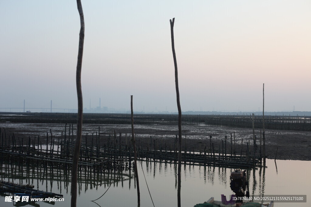 夕阳下的水上养殖场景