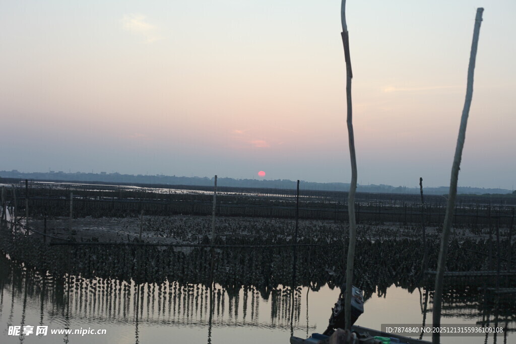 夕阳下的水上养殖场景
