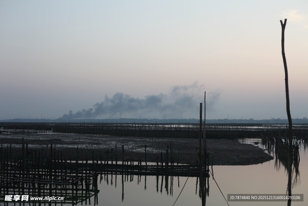 黄昏下的水上养殖场景