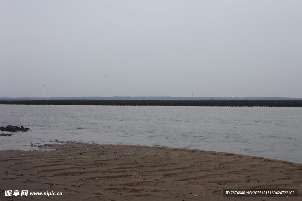 宁静沙滩边的开阔水域