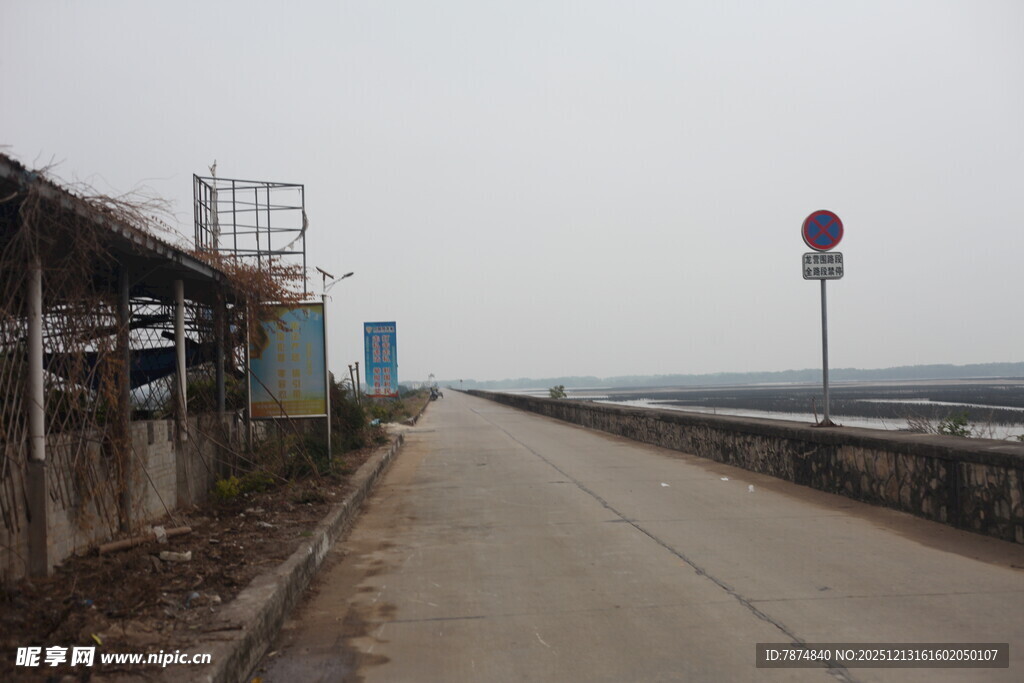 空旷道路旁的简易建筑