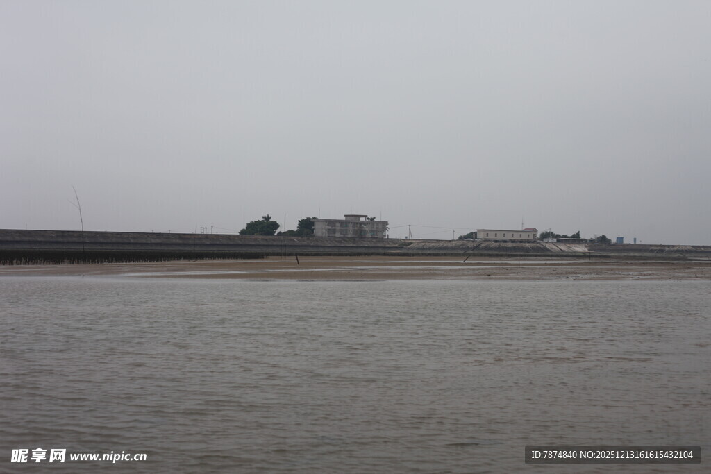平静水域与岸景