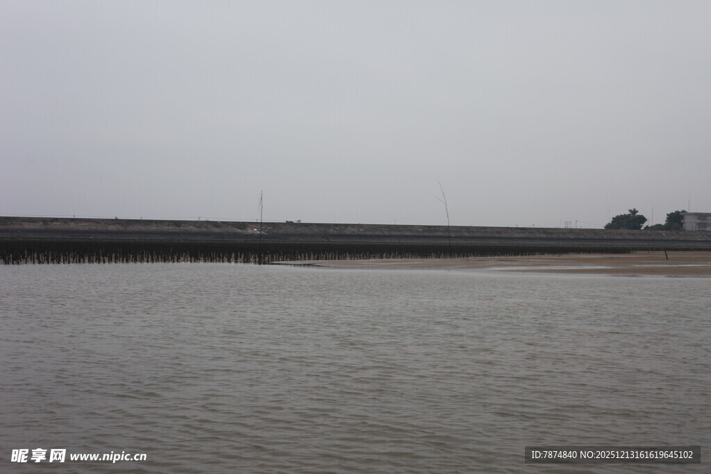 平静水域与远处堤岸景观