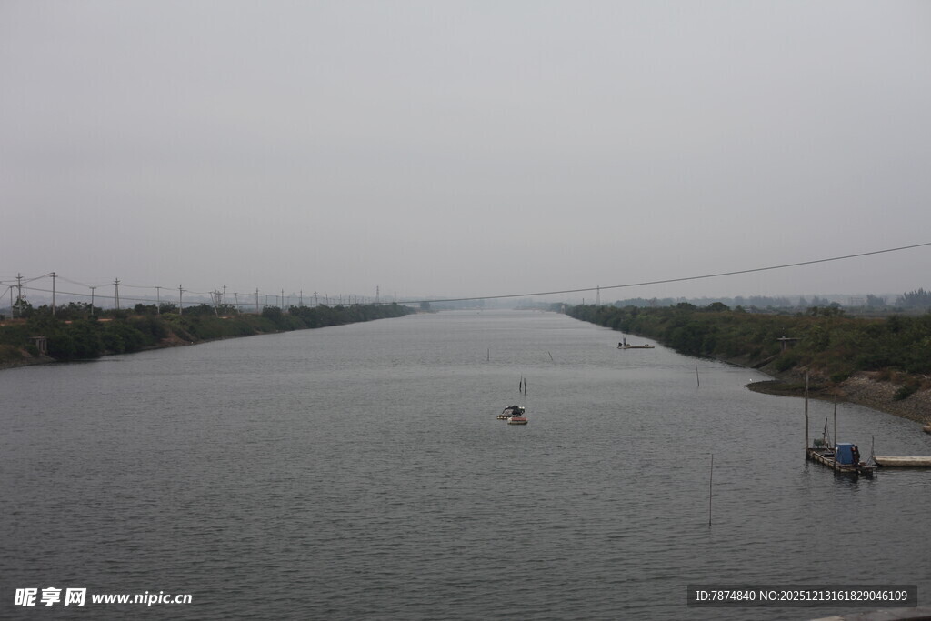 宽阔河面与水上作业场景