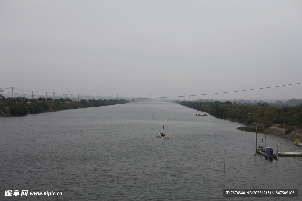 宽阔河面与水上船只景象