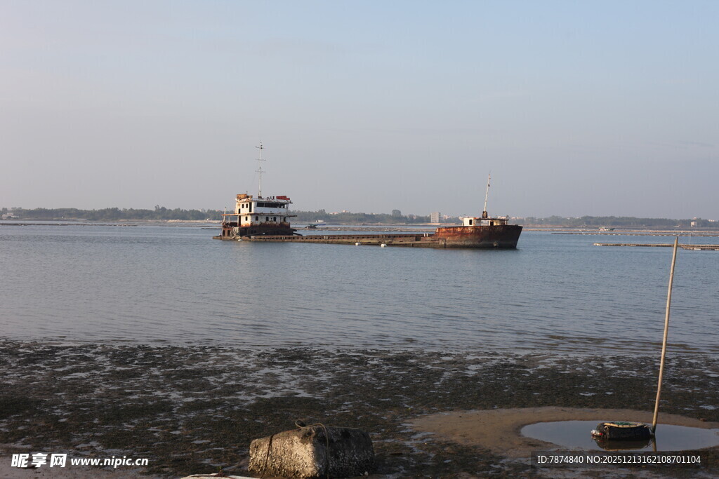 海上船只停泊景象