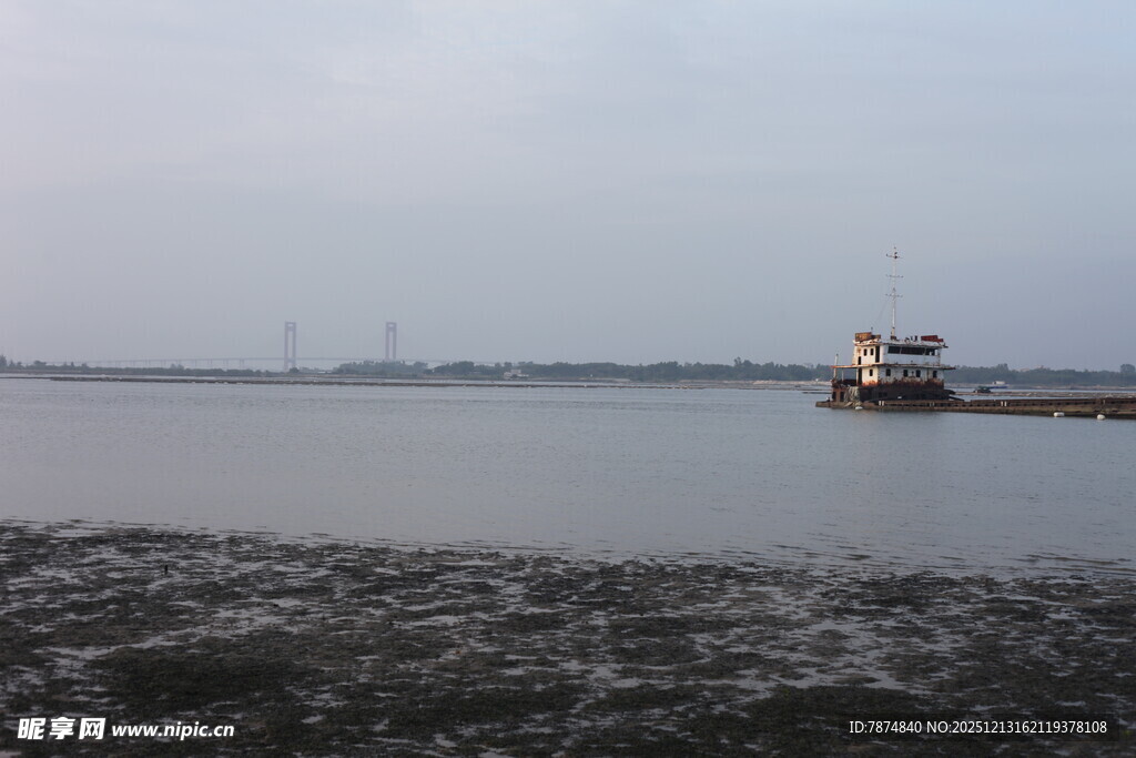 河畔船只静立的开阔景象