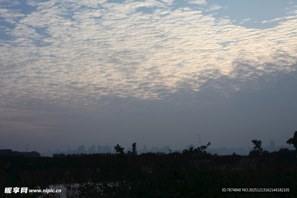 黄昏时分的天空与田野