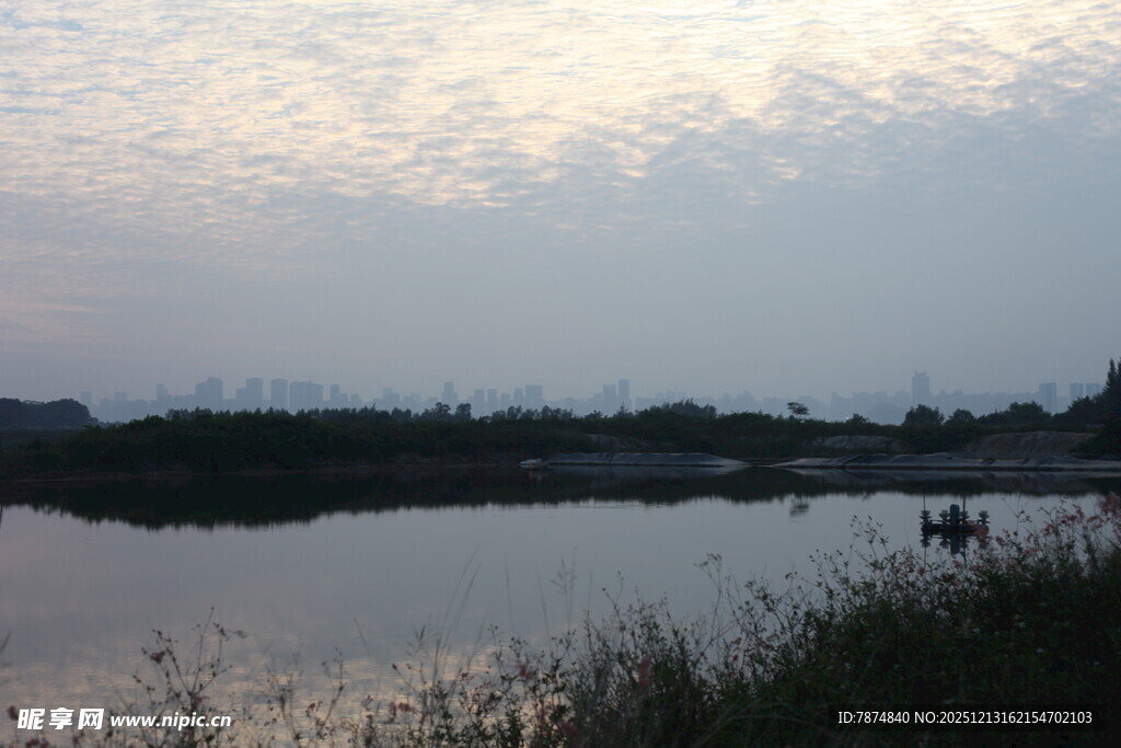 湖畔黄昏景