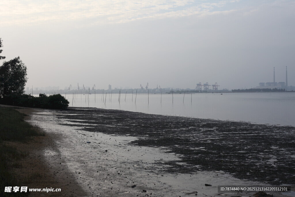 黄昏下的宁静海边景色