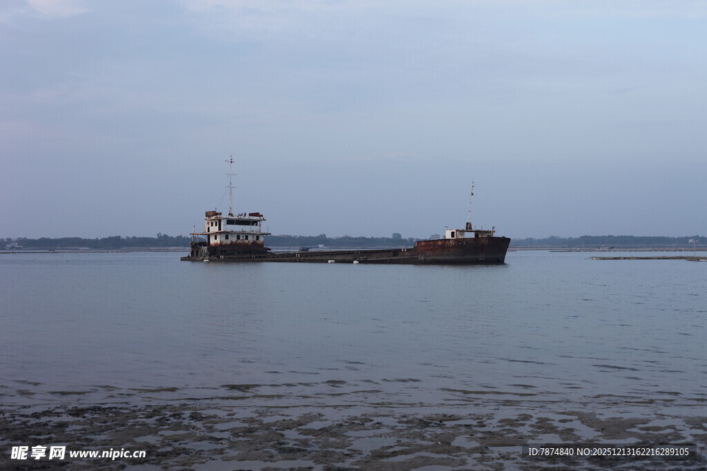 海上货船在平静水域航行