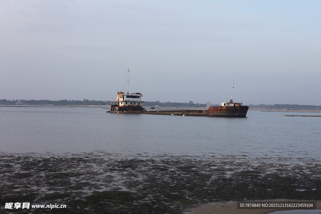 海上船只停泊景象