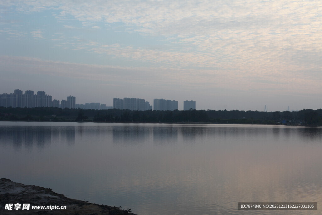 湖畔城市黄昏美景