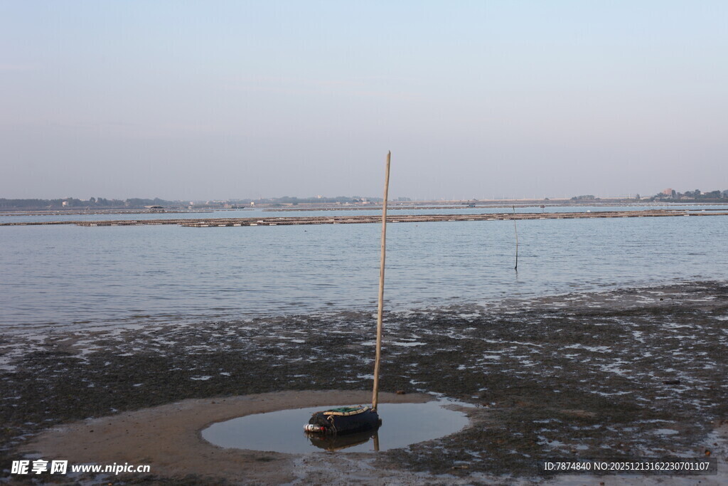 海边孤舟立于浅滩之上