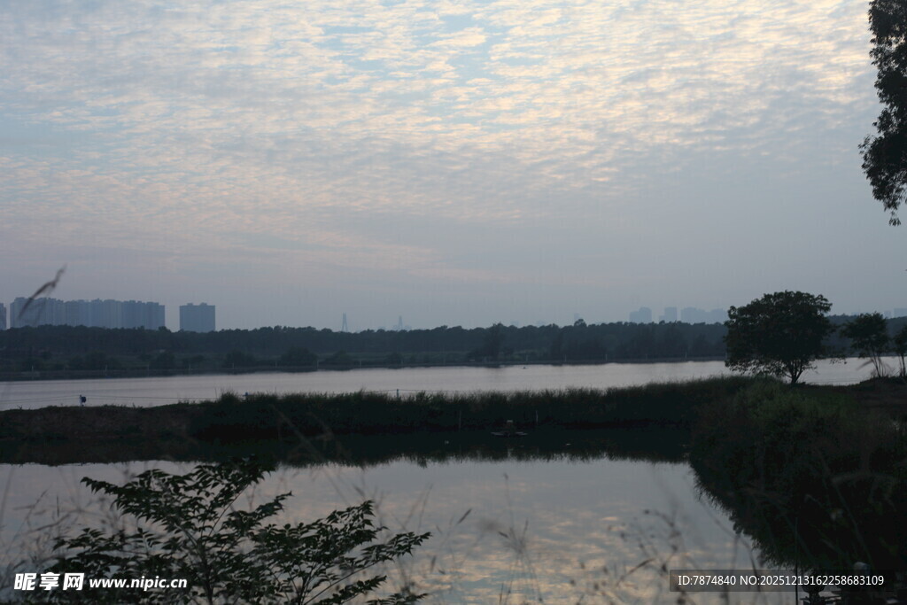 湖畔黄昏景色