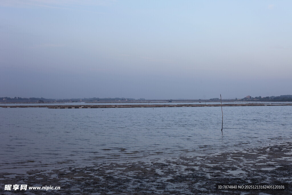 海边暮色下的宁静水域