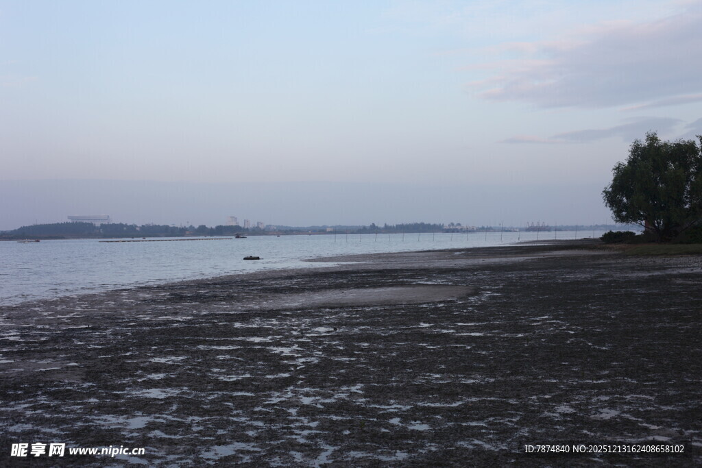 黄昏下的静谧湖畔沙滩