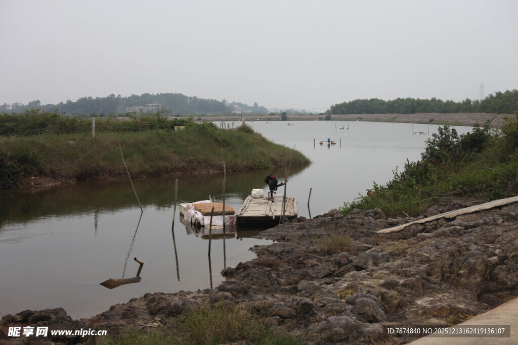 河边停靠小船的宁静场景