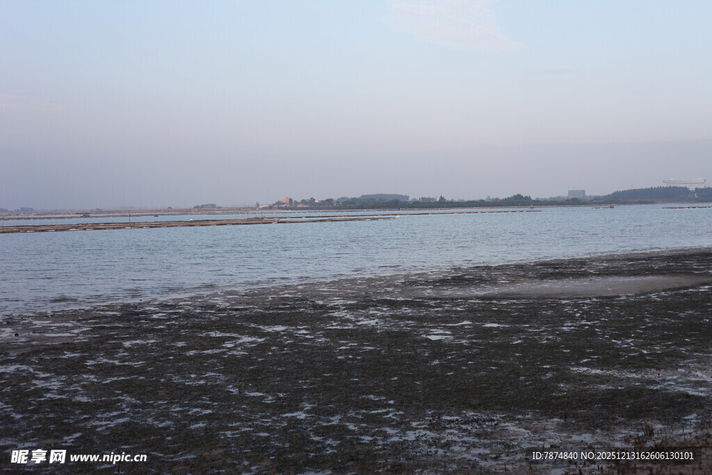 黄昏下的宁静水岸