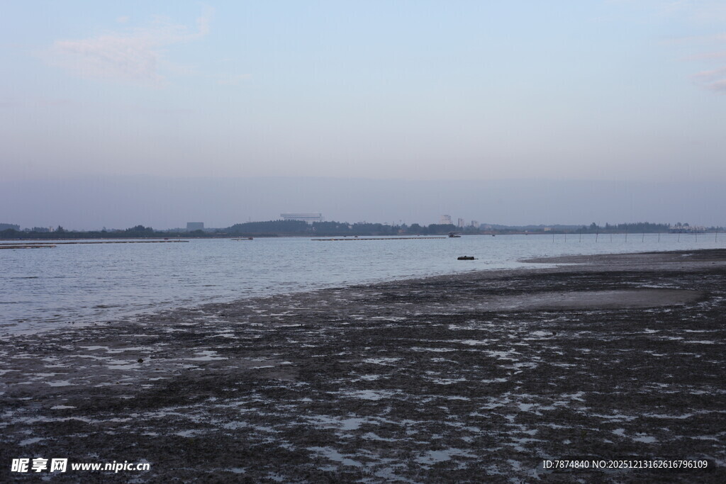 宁静河畔的开阔自然景致