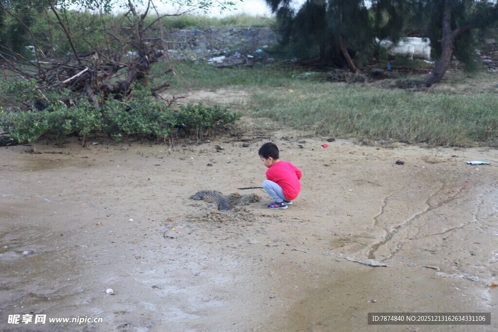 小孩泥地玩耍的欢乐瞬间