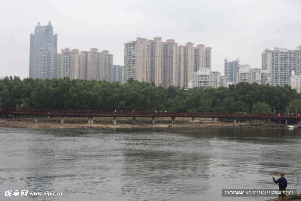 河畔城市风光独钓者身影