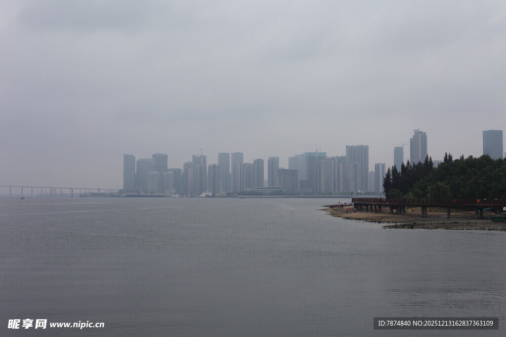 江边城市天际线景观