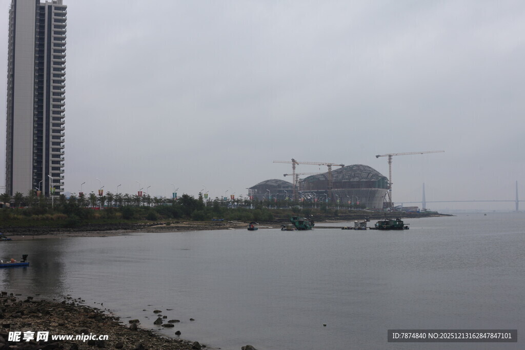 城市滨水景观远景画面