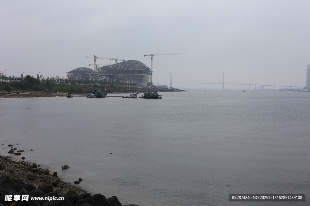 江边远景朦胧建筑与水域